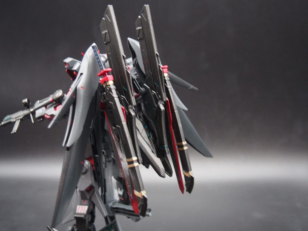 デスティニーガンダムのバックパックを改造した「マルチバックウェポンシステム」を搭載パージも可能