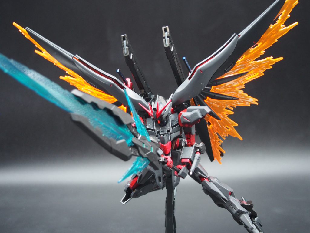 また光の翼にあるミラージュコロイドにより、敵のレーダー撹乱を可能としたがエネルギー消費がものすごいため既存のEXAMよりも発動時間が短く発動時間終了とともに頭部が爆発する