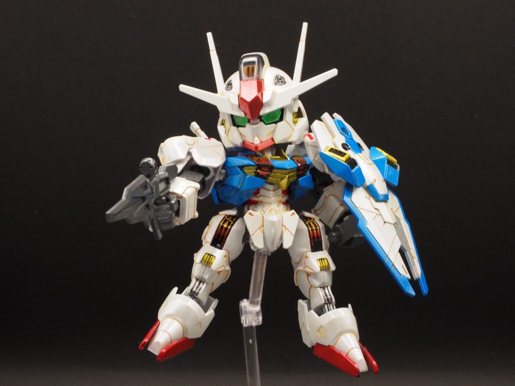 パケ絵風。このキットを見た瞬間にスミ入れはオレンジブラウンが合うなと思い、8割方はオレンジブラウンを使っています。SDガンダムは小学生依頼ですが、非常にシルエットがスタイリッシュになっていますね。