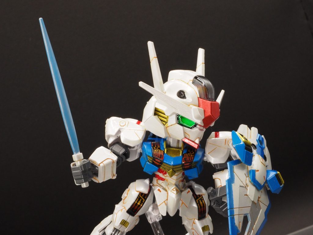 SDのビームサーベルは白なので、クリアパーツっぽさを出すためにトライ&エラーを繰り返し、なんとかそれっぽくできました(と思う、、)ホワイトシルバーをベースに、クリアホワイト(ラスキウス)+クリアブルー少量→サファイアブルーで塗装しています。光源を当てるとぼんやりエッジにハイライトが出ます。