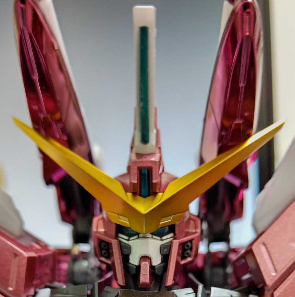 初めて部分塗装しました。ツインアイやセンサー類を塗装したんですけど配色ミスって暗い色になってしまった。更にツインアイをハッキリ見せるようにひさし部分も削ってみたんですけどジャスティスは切れ目の方が似合いますね…まぁこの失敗を糧に次に活かそうと思います