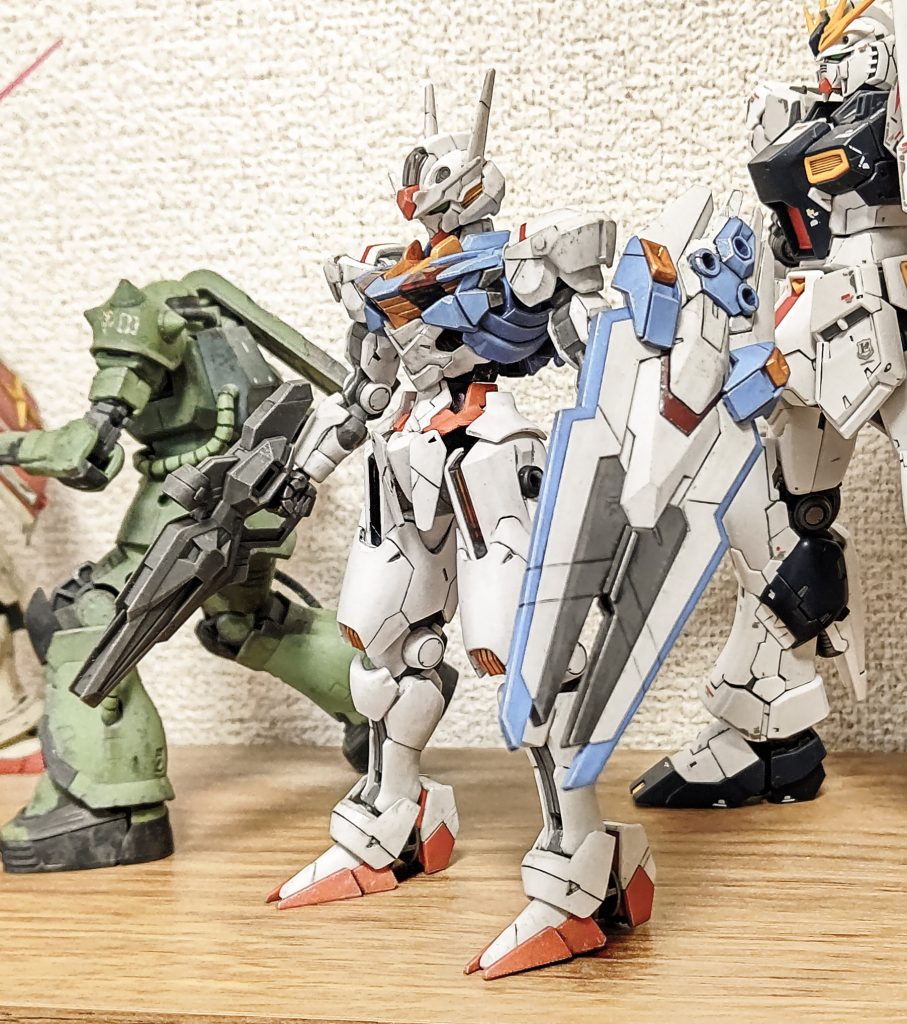 棒立ち。最初は顔がグレートサイヤマンみたいで好きじゃないなと思っていたのですが、だんだんカッコよく見えてきました。