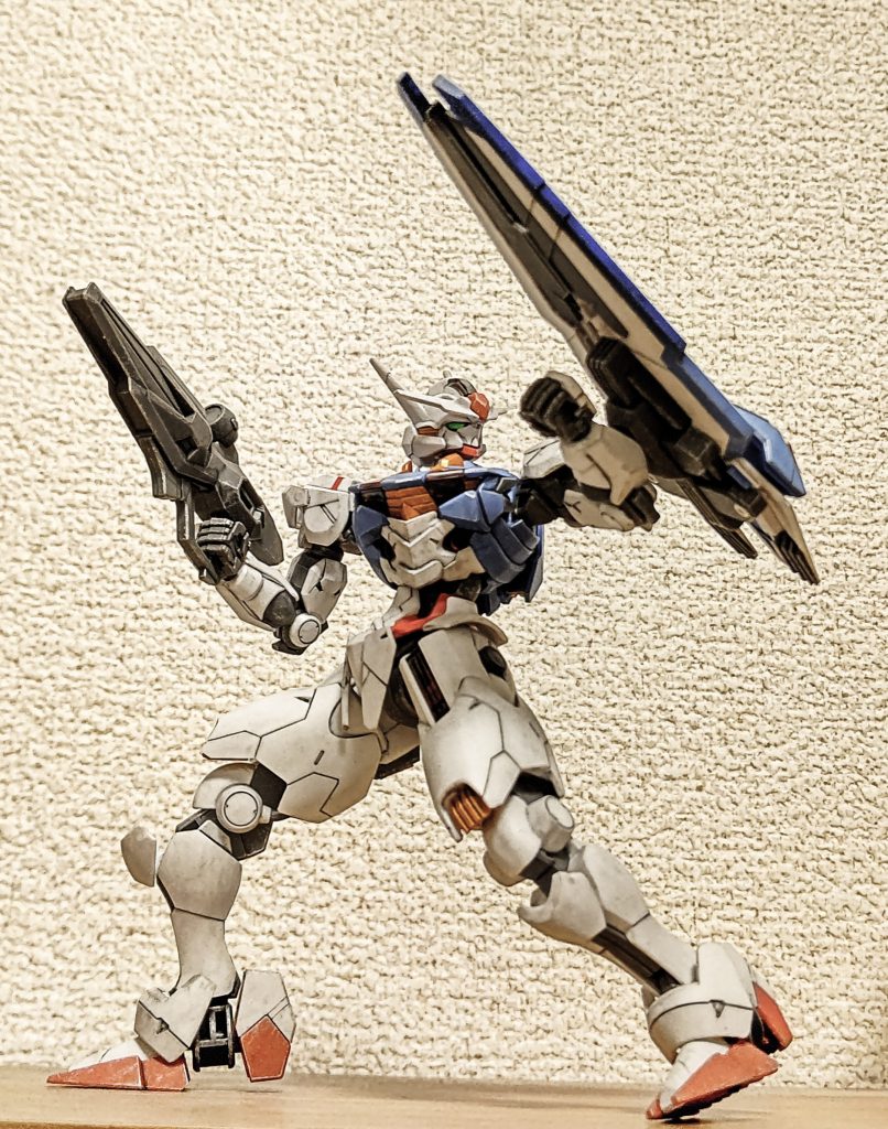 別角度から。白いパーツにチタンシルバーのドライブラシが好きで多用しています。劇中の描写だと腕に固定するメリットなさそうですよね、このシールド。