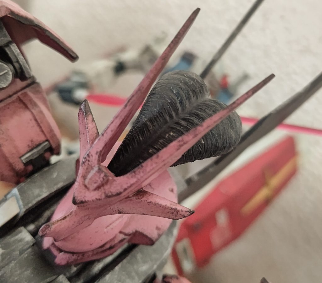 羽根飾りはちょっとだけ表面を加工してみたのですが、なんだか隠す気ゼロのカツラみたいになってしまいました。