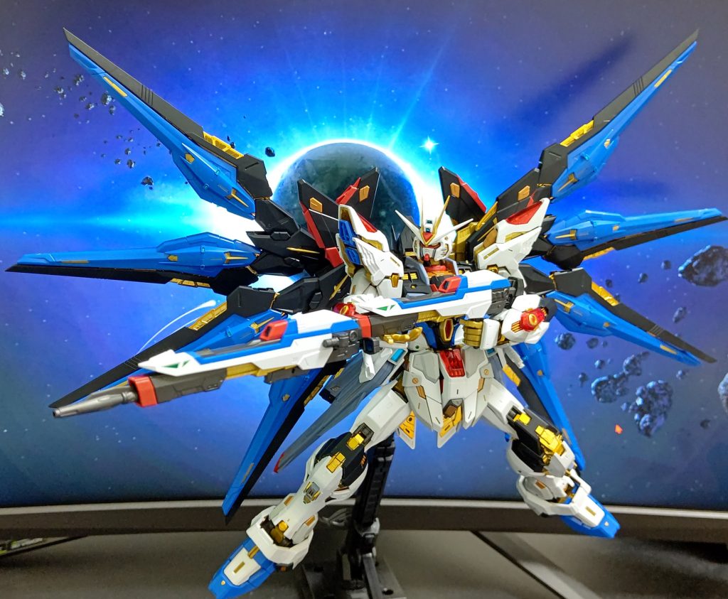 Destiny後期OPのタイトルキャッチっぽいポージングしようとしましたが可動域の限界でこんな感じになりました。というかガンプラ弄ってて何度も思いますが劇中のポージングを再現しようとすると「何で劇中でこのパーツがその角度でハッキリ見えるんだ？構造的にそうはならんやろ…」ってなる時があるんですよね。特にストフリは顎を引いた状態のポージングが多くて立体化した時の再現性が難しいんですよね