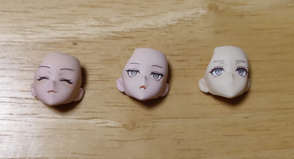 一番右が手を加えていないタンポ印刷されたAフェイス、中央と左が塗装したBとCのフェイス。肌の色味はデザイン画を参考にしました。
