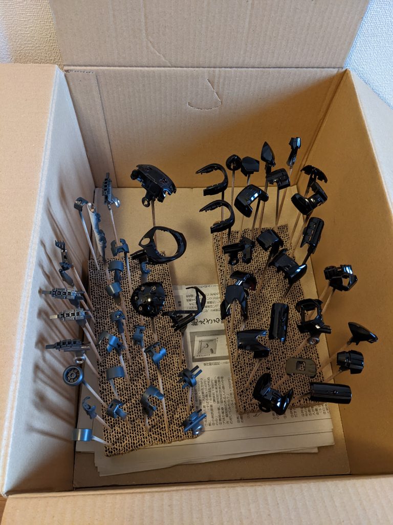 最初にツヤのある黒で塗装して…