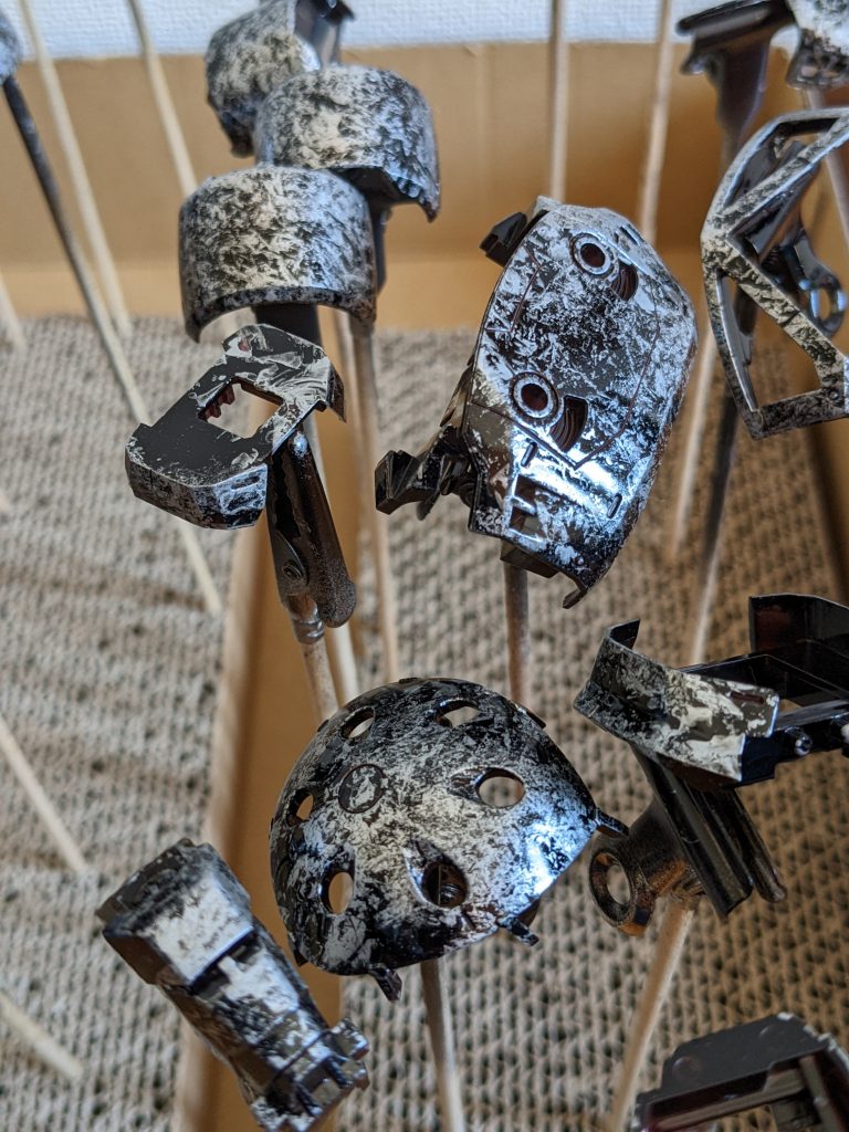 ラップにシルバーの塗料を付着させてポンポンとスタンプ(？)