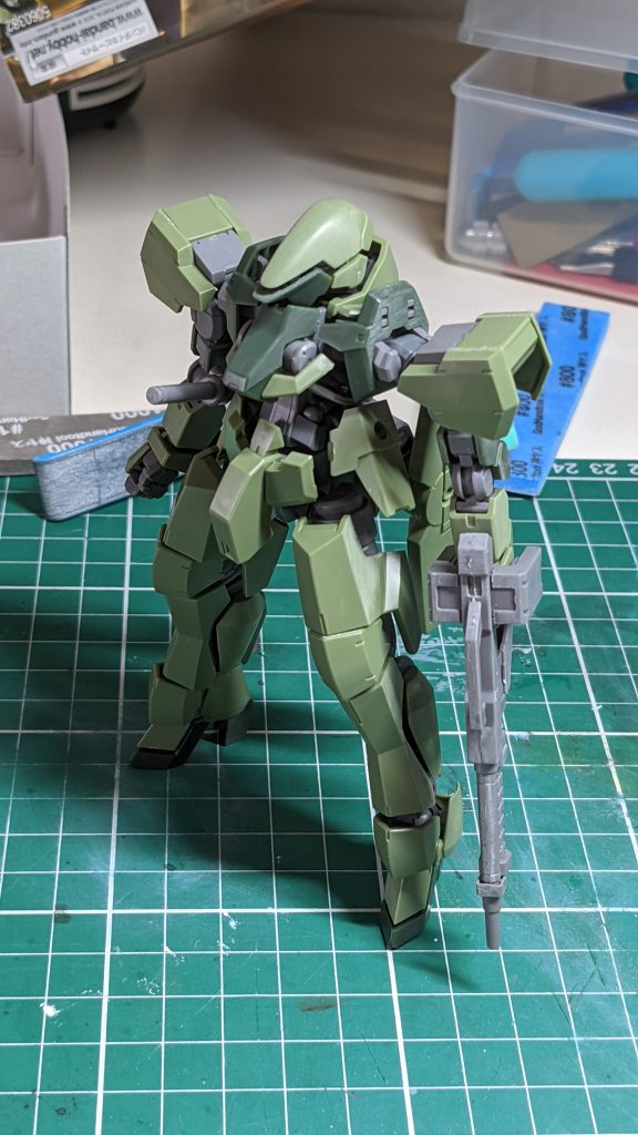 このキットはふくらはぎ?の部分に合わせ目が出るので別パーツ化のために切断したらスッカスカのガッタガタになりました。修正する技術は無いのでこのまま塗装することにしました。