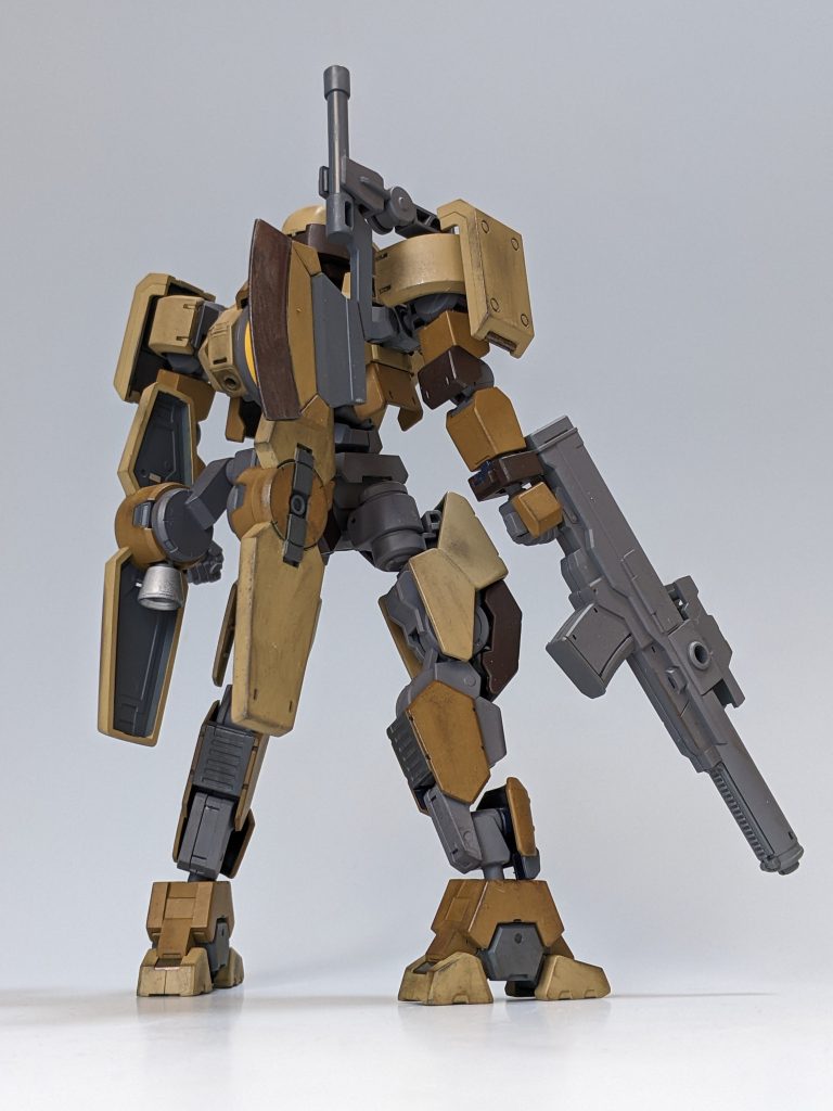 背面。ウェザリングにはタミヤのウェザリングマスターを使用。デカールは30MMのものを使っています。