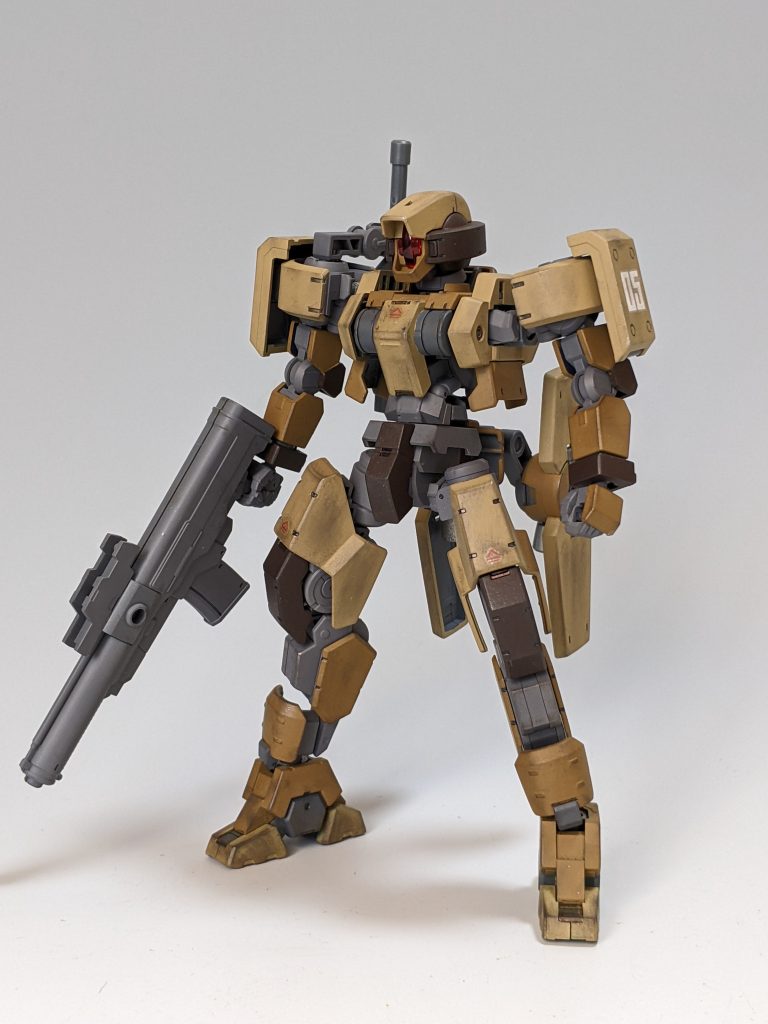 正面。茶系統のところはすべてシタデルカラーで筆塗り、グレーの部分は基本的にガンダムマーカーエアブラシでガンダムグレーに塗っています。一部シタデルカラーのメカニカスグレーも使用。