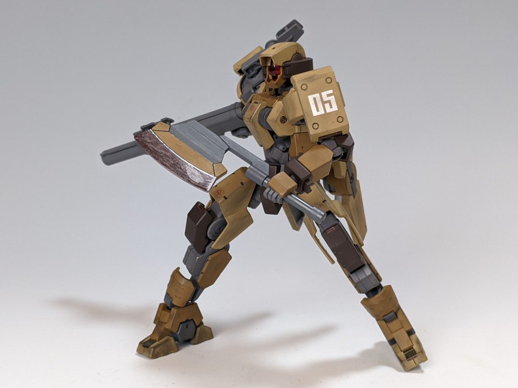 シャルドールローグの斧も使用。実体斧としてシタデルカラーでメタリックに塗ってます。少し薄いですが鉄血的鈍器感あり。肩アーマーのデカールもうまく貼れました。