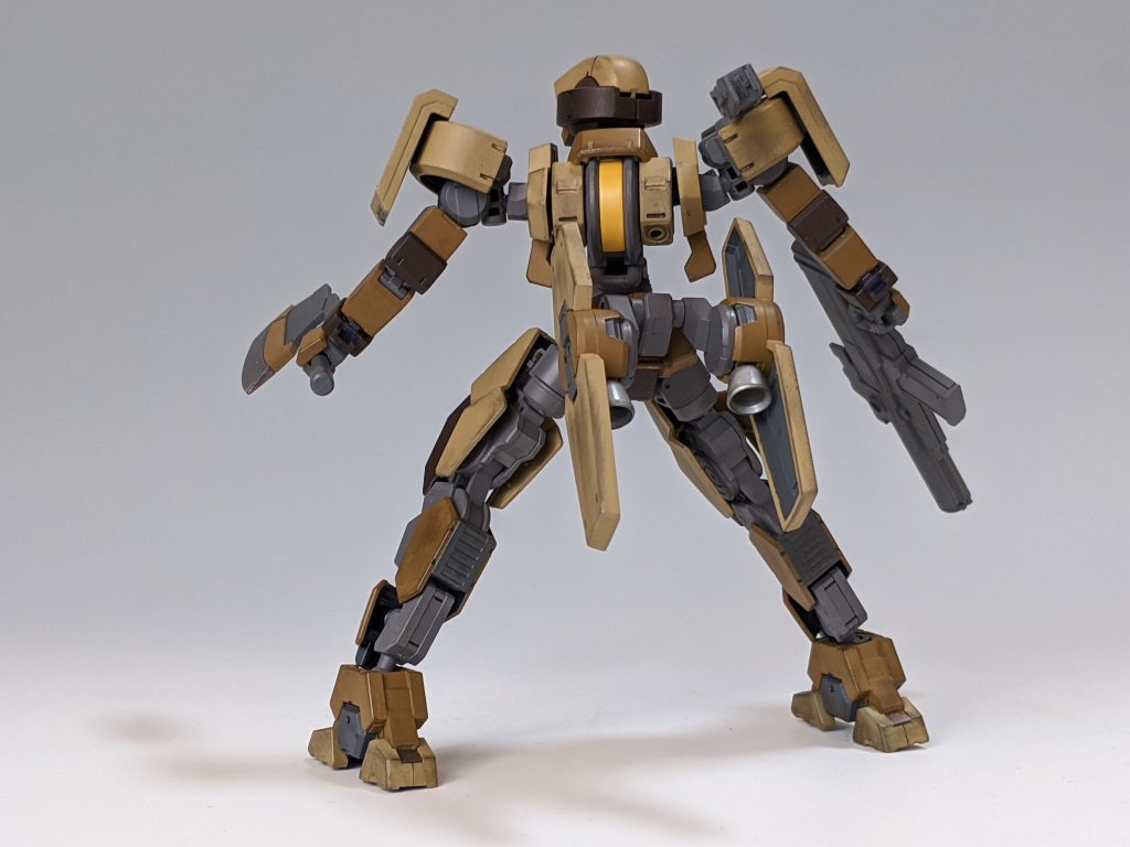 腰のグレイズ用ブースターは基部こそゲイレールにほぼポン付けできるのですが、上半身と干渉して腰が回らなくなるので、鉄血オプションパーツのグレイズ用ブースターの基部のみをカットして間に挟んでいます。