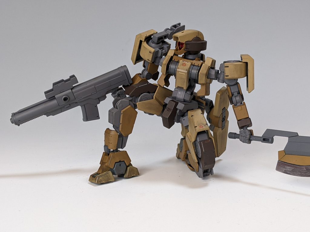 股関節は一軸なのですが腰アーマーの類がないので膝立ちも簡単。