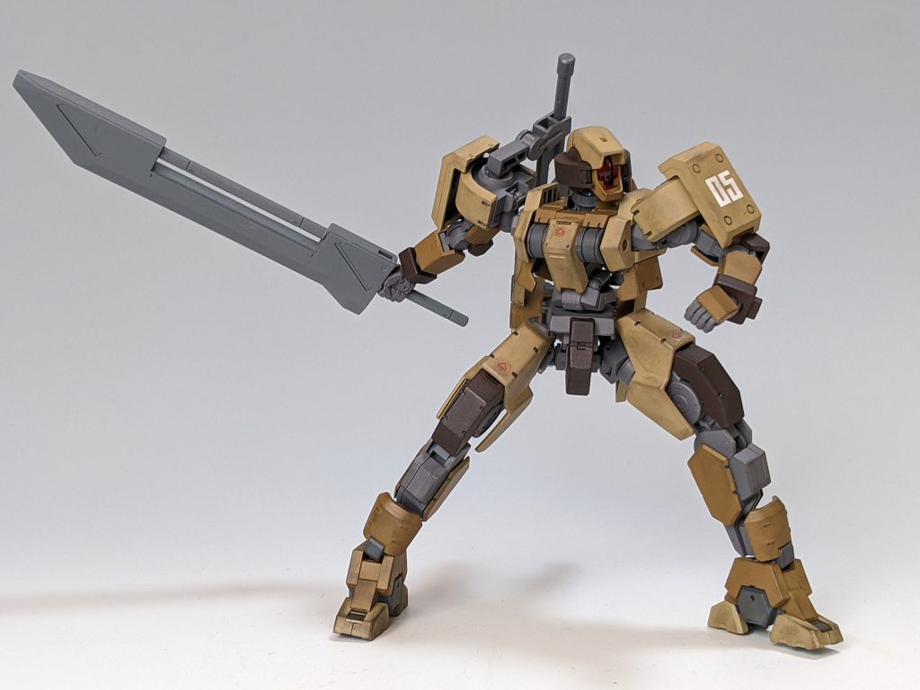 鉄血オプションパーツセットのバスターソードはどんな鉄血機体にも合う良デザイン武装。右肩のジョイントもたしか鉄血オプションパーツセットのどれかに入っていたような。
