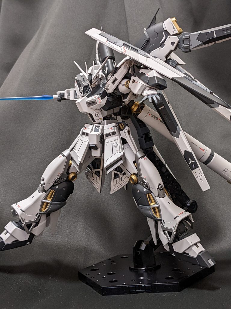 ビームサーベルも構えてみたり