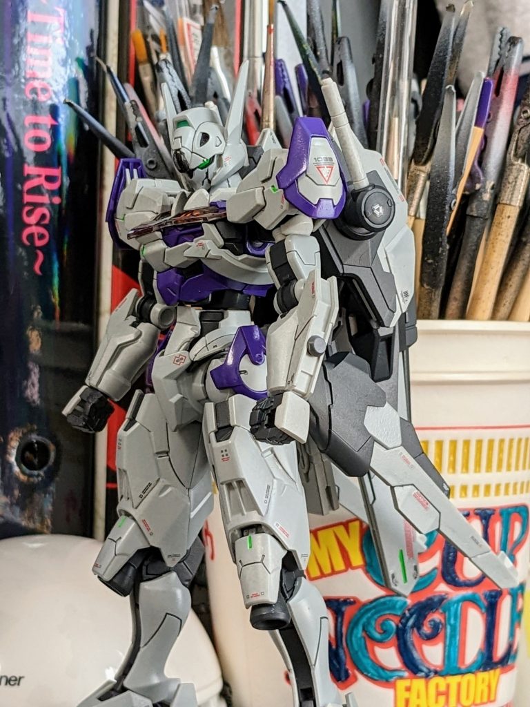 モールドの彫り直しとゲート処理している程度でほぼパチ組みです。肉抜き穴のパテ埋めや細かい塗り分け、更に追加武装などやりたいことはあるのでいつかリベンジルブリスすると思います。