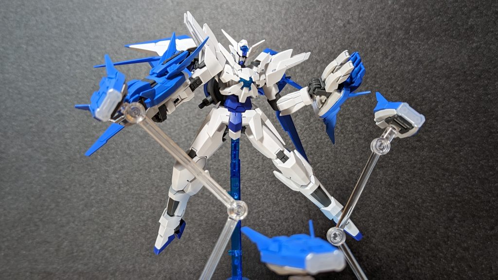 主に格闘戦ですが、背中のGNビットを飛ばし、遠隔攻撃も可能。ウィルのドヤ顔「ランスビットだ」には笑いを堪えられませんでした。