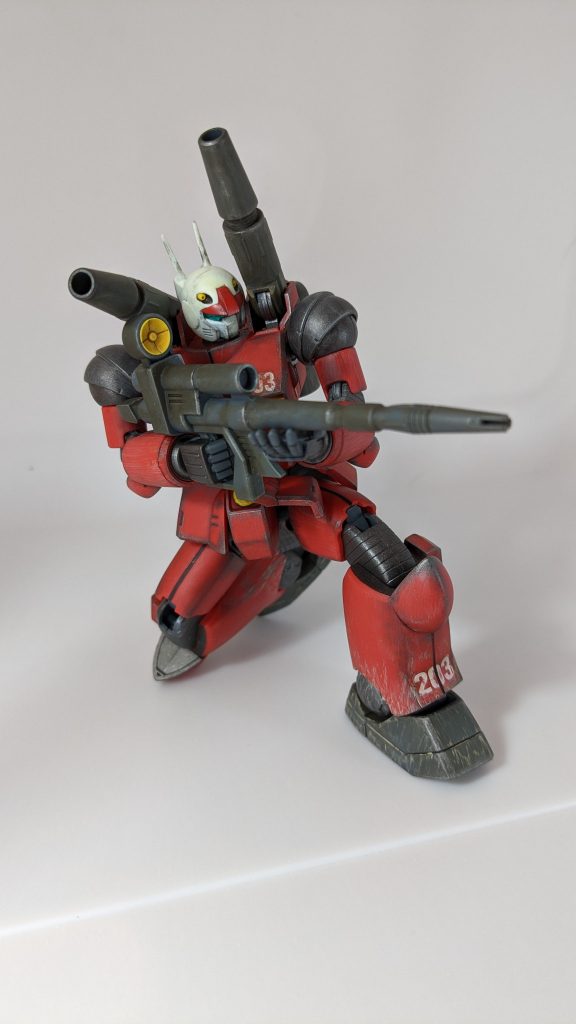 足首・肩キャノン・ビームライフルにはリアルタッチマーカーブラウンを塗ってあります。色のトーンが落ちるので、印象がだいぶ変わります💡キレイに仕上げたい場合はやらないほうが良さそう😅関節部などには焼鉄色💡肩も悩んだ結果、塗ってしまいました(笑)