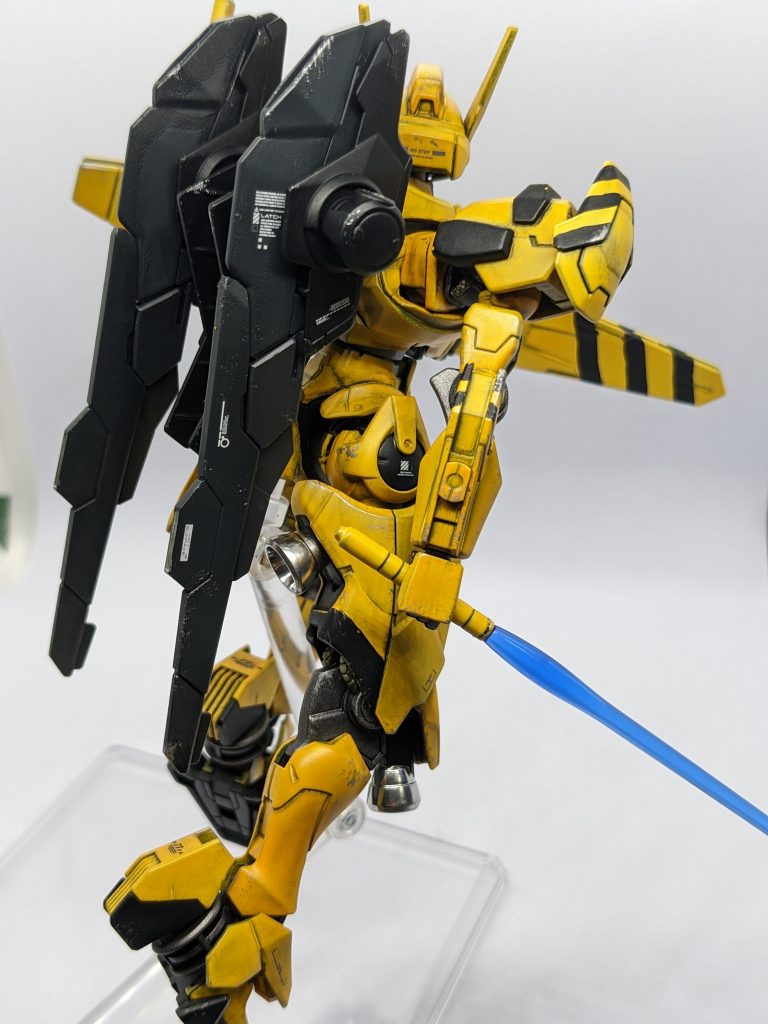 全体に汚しを入れ塗装のムラをごまかしました(実際はごまかし切れませんでした😔)各部スラスターはガンダムマーカーメッキシルバーを使い疑似メタルパーツ化しています(^^)