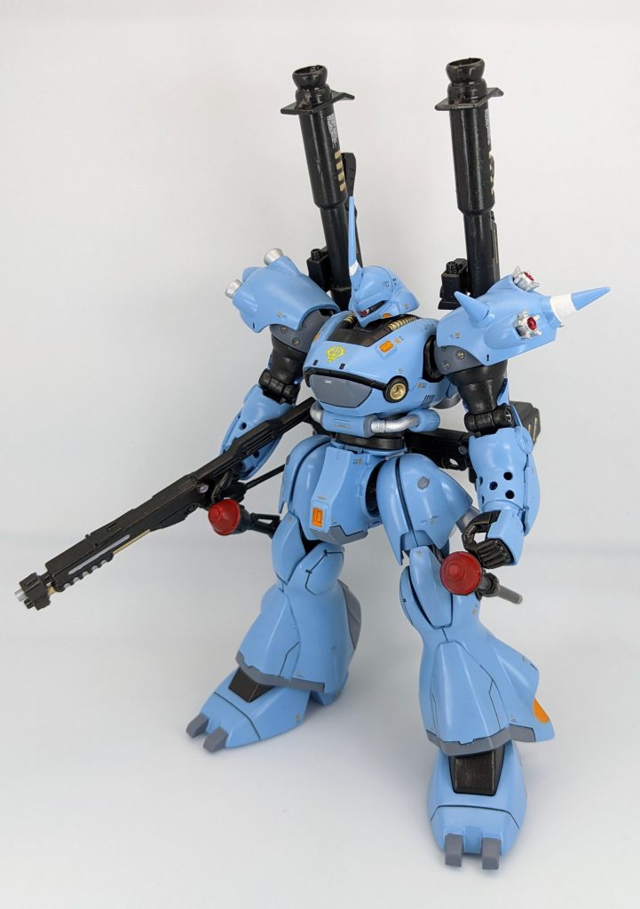 腰は3ミリほど延長してます。左肩のバーニアは公式改造パーツから拝借しました。つや消しと半光沢で迷ったのですがメタリックを少し活かしたかったので半光沢にしました〜メイン色はMr.Hobbyカラーのイザーク機専用を使用しました。他は水性塗料とエナメル塗料を使ってます。撮影はスマホのPixel5で撮影ブースは百均で揃えてなんとかやってます！