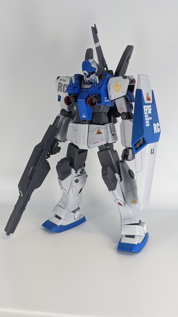 元々はジョニ帰でヴァースキ隊に用意されたこの機体ですがジェガン系のパーツも組み込まれてるしロンド・ベル隊でジェガンが正式採用される前にちょっとだけ使ってても違和感無さそうということでオリジナルのカラーリングを参考にしつつ連邦軍っぽさも出してみました。顔がジェガンなのでシールドも用意しましたが流石に似合いますね♪