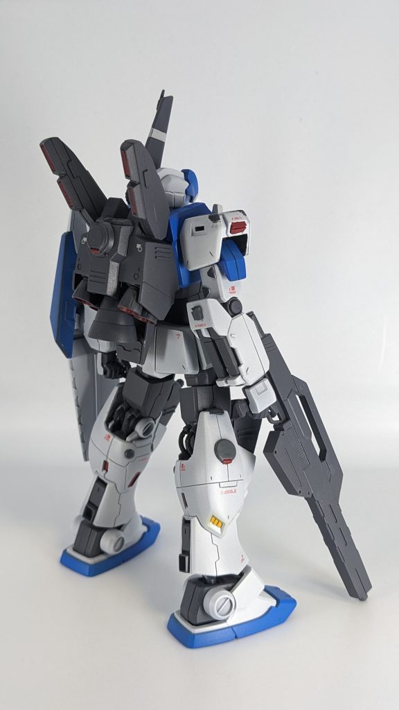 オリジナルとの違いは腕部にジェガンAタイプのパーツを使い漫画ではどこから出してるのか謎だったビームサーベルを2本備えています。左腕にはヘビーガンダムとの模擬戦で装備していた2連装グレネードランチャーを備えた豪華仕様にしています。