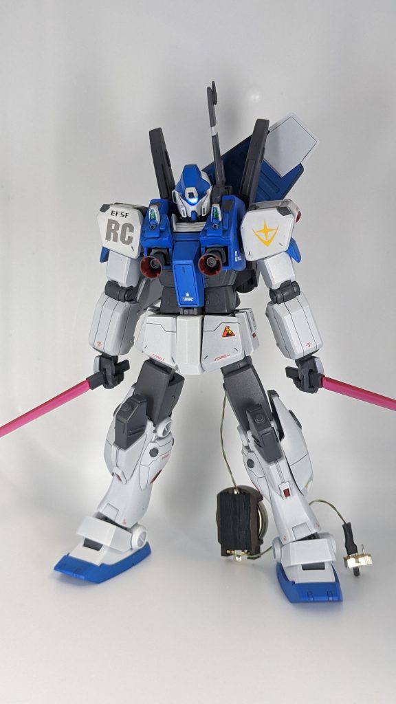 ビームサーベル二刀流。漫画では円筒形と四角型の2種類が描かれていましたが、四角型の方が格好良く思えたのでジャンクパーツを使って再現しています。シールドはネオジム磁石を仕込んで背中に背負えるように改造しています。後ろに見える電池ボックスは気にしないでね…(^^;)