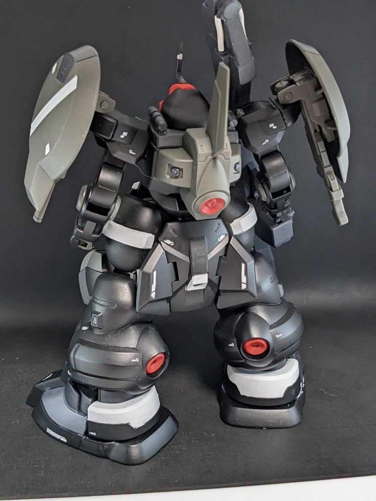 ドムの足はスリッパとして履かせる形になってますね。としてっていうか、スリッパです。ぺたんぺたん歩きます。歩くのかな?取り外しは考えなかったので、直接可動するつま先側に接着しました。が、可動自体は死んでおりません。ただそのままではディランザの踵が飛び出てしまうので、スリッパ型にしたときに切って外した部分を取り付けてみました。そのへんの写真は下の方にのせますので改めて見てください。わりといいかんじにまとまったんじゃないかと。