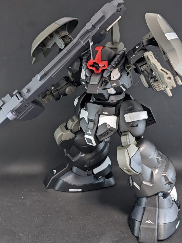 踵が浮いてるショット。30MMに近いエアリアルくんとは異なり、わりと足回りの可動範囲が従来のガンプラ寄りなのでポーズはつけやすいキットですね。接地性は高い。なお、ビームバズーカの白いラインは塗ったのではなく、白い2mmの針金をつけてあります。塗るのが面倒くさいからってのも否定はできないんですが、あそこの造形が甘かったので気になってしまい・・・ちなみにD.O.Mはディランザ終わりのないディフェンスでもいいよもずくの略です!!!