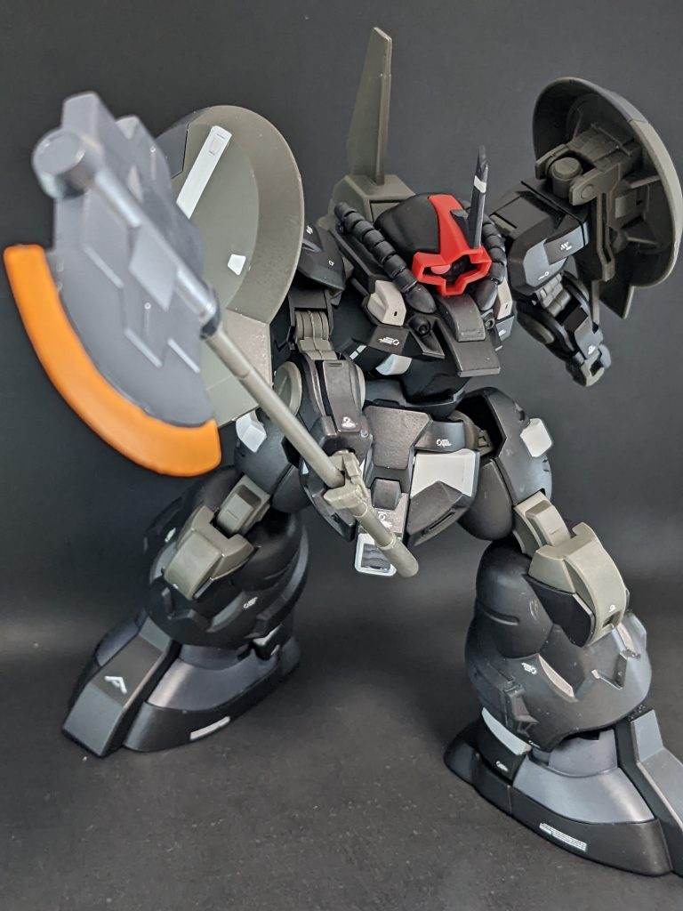 買ったのが一般機/ラウダ機の方だったのでヒートアックスも付属、いやむしろこれ目的でグエル機買わなかったまである。だというのに片刃にしてどうすんだ。どちらかといえば、ドズル専用機とかイフリートDSとかが持ってるあのへんのイメージでやったった感。ヒート状態は黄色みたいなんですが、今回はオレンジで。前回のアドバンスド・ヘイズルのときに思い出したピンクサフを塗ってからの重ね塗りなので、発色はいいんじゃないかと思われます。