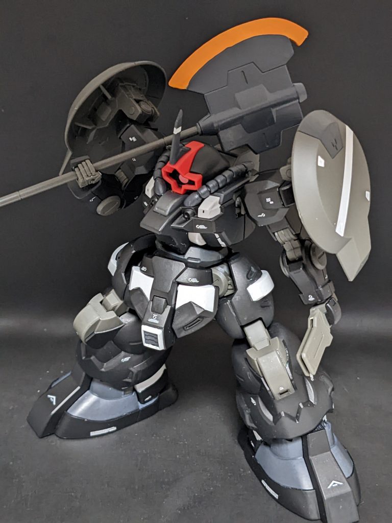 多分こういう構え方はパンランチ先輩の専売特許かなんかじゃないでしょうかね、釘バットとかもそうだけど(笑)写真撮るときにビームトーチのエフェクトが行方不明となりこんなんですが、標準装備なので当然使えます。HGドムはモノアイが最初から動く仕様なので改造しなくて済んだのは助かりました。なにしろ、頭は固定したので動きません。胴体側のクリアランスにあわせて頭のほうを削ったため、そもそも左右に首をふれない。で、頭くっつけて仮組みしてみたところ、なんかパイプつけてぇ・・・ってなったのでよくわからん動力パイプをつけてみたした。少しジオニックっぽさが出たような、そうでもないような。