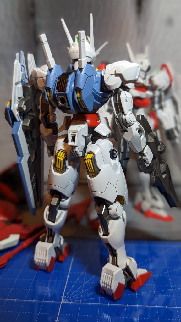 足元に転がっているのはボロボロにされたグエル先輩のダリルバルデじゃなくて塗装前の素組ダリルバルデ