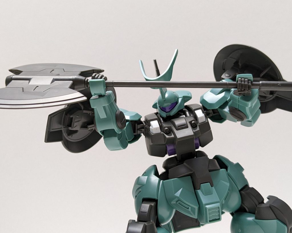 この機体本来のパイロットであるラウダ君、公式の紹介文では「冷静で理性的」と書かれているのですが、大型ヒートアックスという意外とパワー系な武装を愛用しているので、実はモビルスーツに乗ると人格が変わるタイプなのかもしれない…。