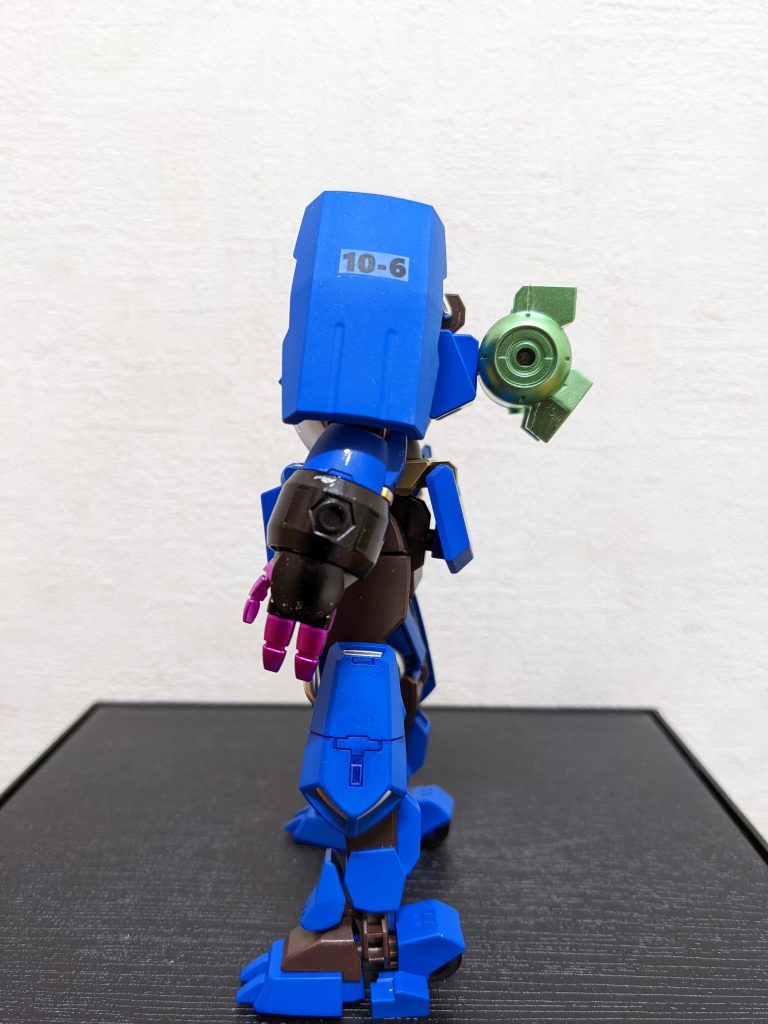 左側面脳内妄想その2(長瀞ワールド)「センパイ、部室でな~にプラモなんて作ってるんスか?あっ、コレ『水星の魔女』に出てくるヤツ!今までガンダム観たこと無かったケド、水星は毎回観てますよ〜。チュチュが可愛いッスよね〜!!でも、色が何か違う・・・あっ!コレ、センパイが私にコスプレさせた『トロキャット』じゃないですか〜!!(顔赤らめて、ニヤニヤしながら)私だと思って部屋に飾るんスよね〜?センパイって、ちょっと・・・かなり・・・相当・・・キモいッスね〜〜〜!!」・・・なんてこと書いてるオッサンの方がキモいな😅💦けど上のセリフ、ぜひ、上坂すみれさんボイスで聴いてみたい!!ちなみにシールドの数字は10(と)、6(ろ)という、単なる語呂合わせです(オヤジくさ💦)