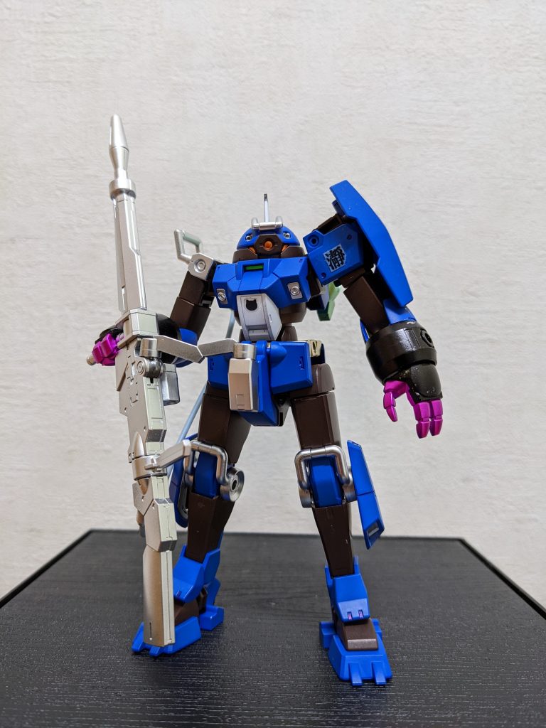 オマケ?!の大型ライフル持たせてみた本体色が全体的に濃いので、ライフルをはじめ「メカメカしい」箇所はガンメタでなくシャインシルバーにしときました。