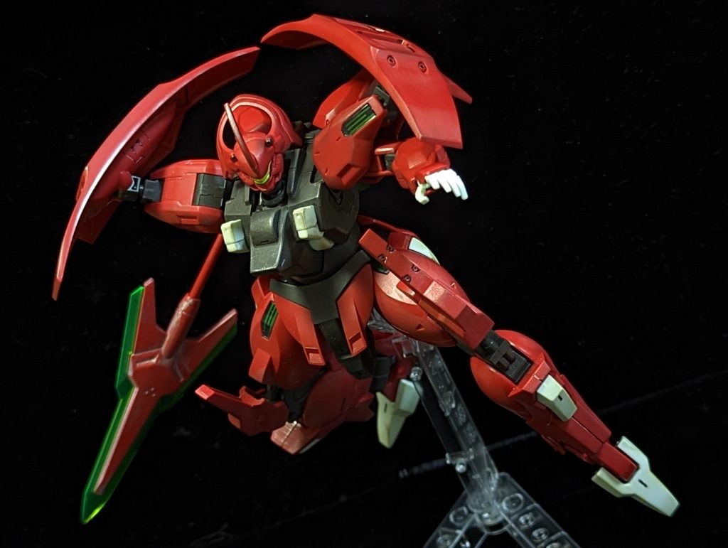 左手のみ平手つき。パーツ数は少ないのにかなりプレイバリューが高いキット。スタンドが付属してるのでポーズつけやすいのもグッド。