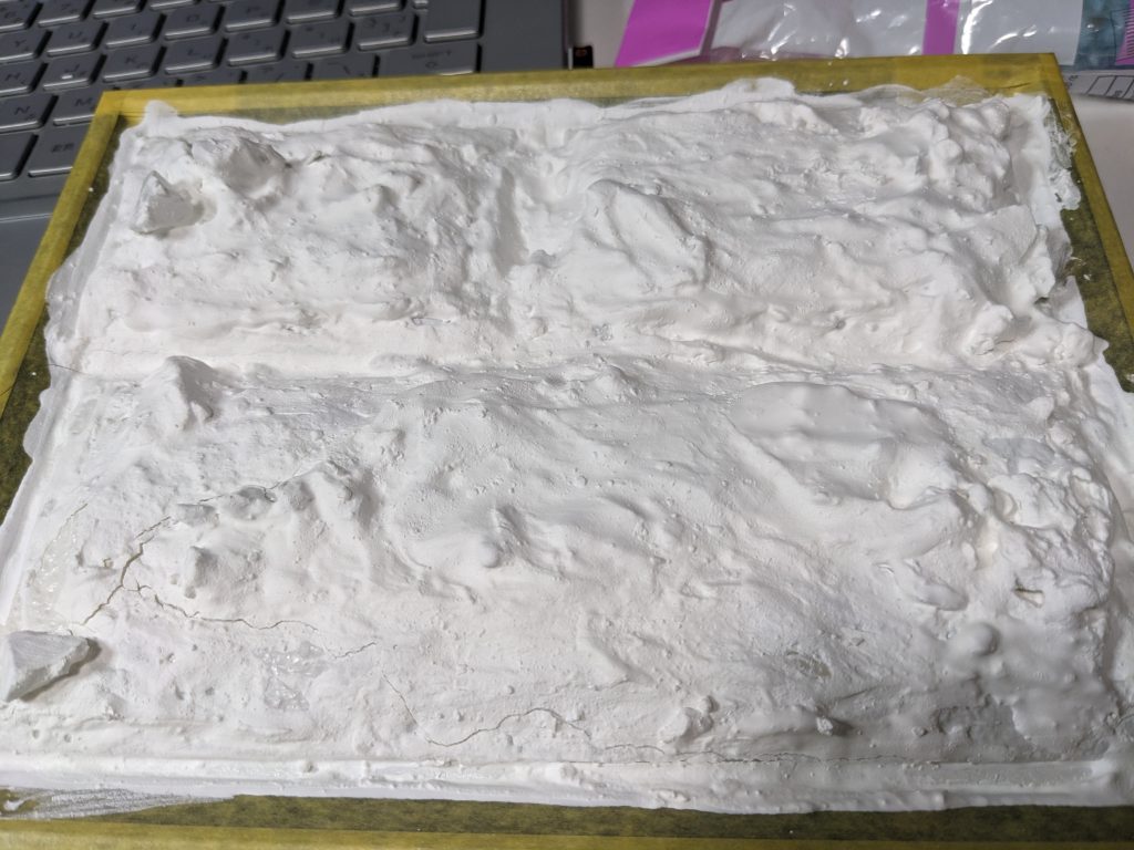 製作工程は真面目に説明を(笑)今回ジオラマに初挑戦してみました。基本的に100均で手に入るもので、石膏で土台を作って色付けしています。