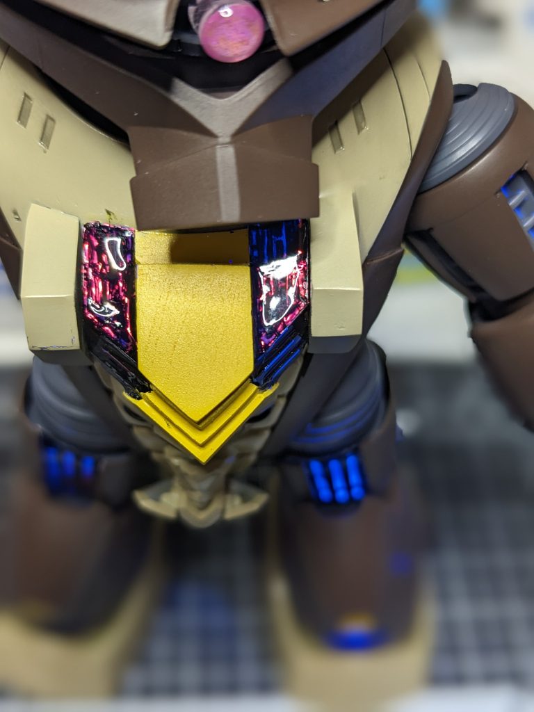 GUNDフォーマットはラピテープを貼り、上から気合でGUNDフォーマットの模様を描きました。蛍光系の塗料を使って青く光るようにしています。※作ってる途中でリアタイ青くなって急遽変更w