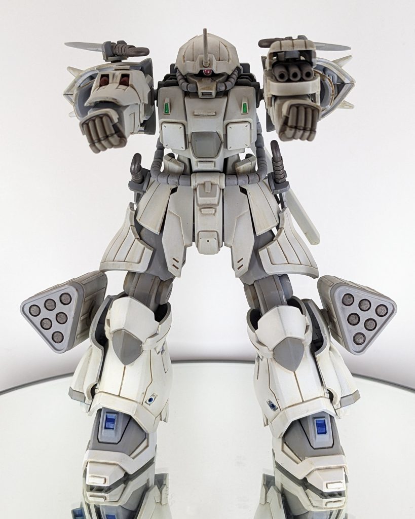 雪原での運用を想定したカラーとコールド系武装を装備し、中距離戦に対応できるようグレネードを追加した機体…という脳内設定です。