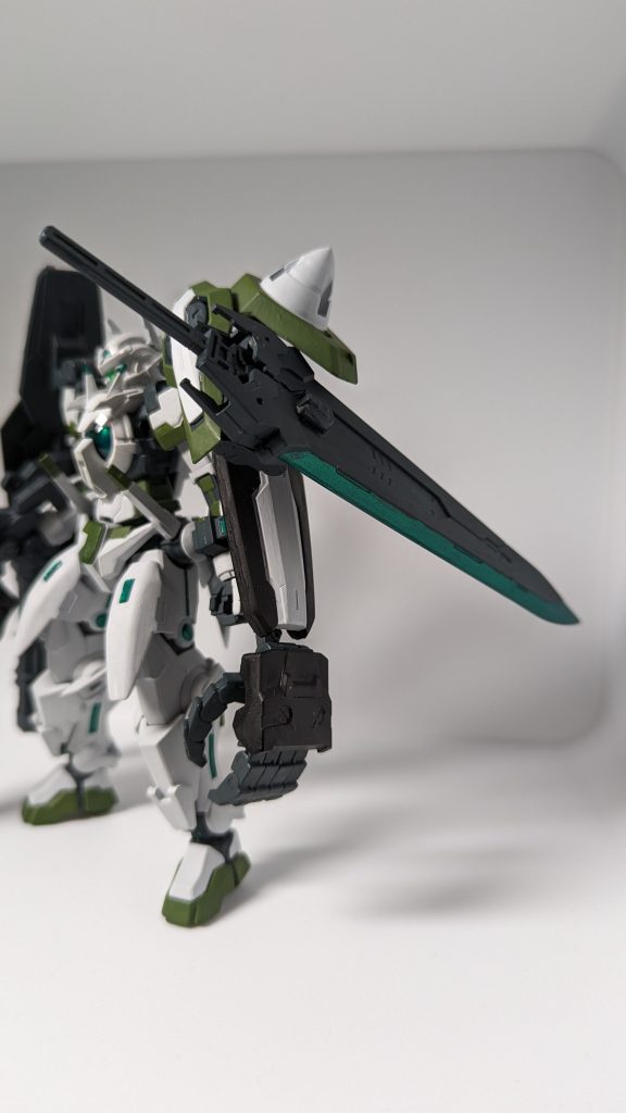 　左側　腕のシールドには大型ハンドを付け、デヴァイズエクシアのラスターソードが格好良かったので、本家と違い肩にですが大型ソードを付けました