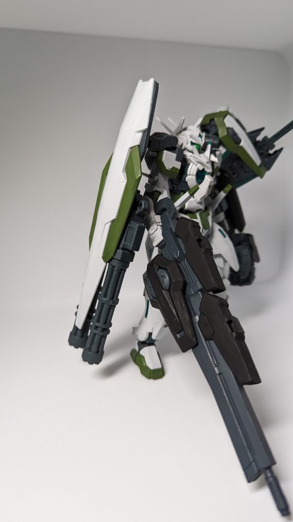 　右側　ビームライフルはアストレアのライフルにジンクスのロングライフルを合わせたもので、肩のシールドはアイズガンダムのシールドにガトリングを２門つけました