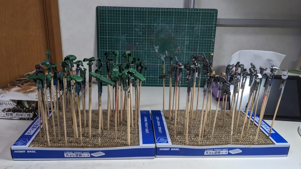 デカール張りし、外装パーツにつや消しを吹いて乾燥してる時の写真です。早く組み上げたくてパーツをツンツンして指紋が残るのはよくあるミス。