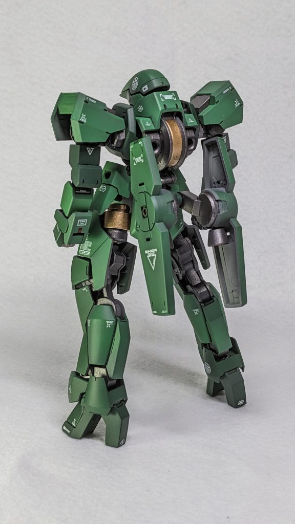 ゴールド塗装の後、しっかりとエアブラシを洗浄したと思ったのですがつや消しクリアを吹いたらラメの部分がしっかり残っており、全身にびっしりついてしまいました。