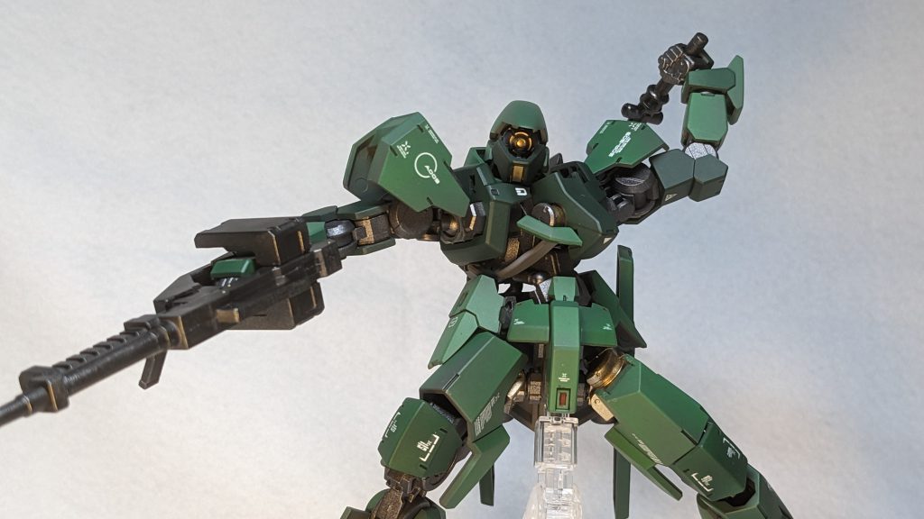 悪役っぽい感じが出るといいなと思い、オレンジ色のLEDランタンを置いて撮影してみました。