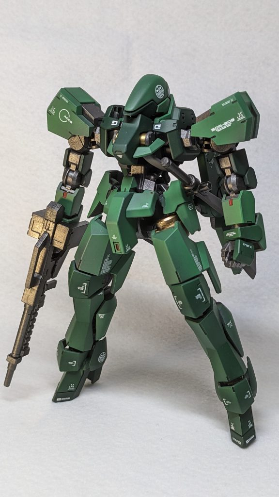 武器アリ全身ショット 最終的にはこのポーズで飾っています。緑の色分けが写真だとあまりわかりません。もっとはっきり明暗を付けるべきでした。