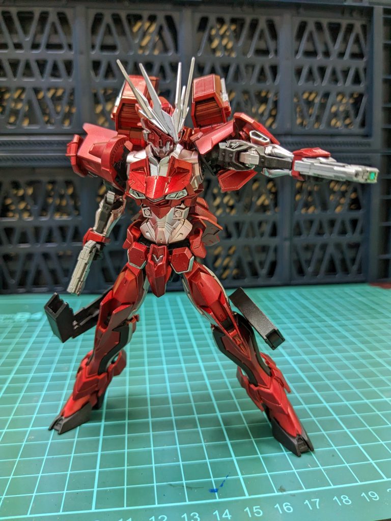 ガンダムデュナメスのGNビームピストルをふくらはぎのスタビライザー部に接続。アンテナをカットして短く＆本数増しにしてみました。