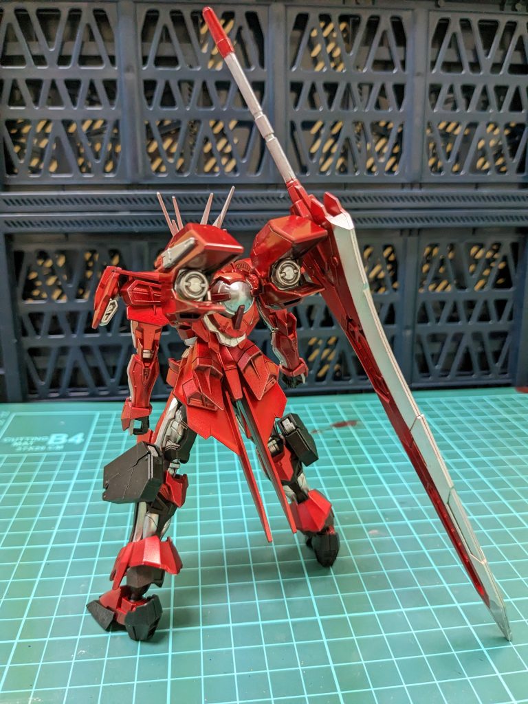 背中にはGNドライブとコンデンサーを接続。大剣の持ち手部に仕込んだ磁石とコンデンサー内の磁石とでマウント出来るようにしました。