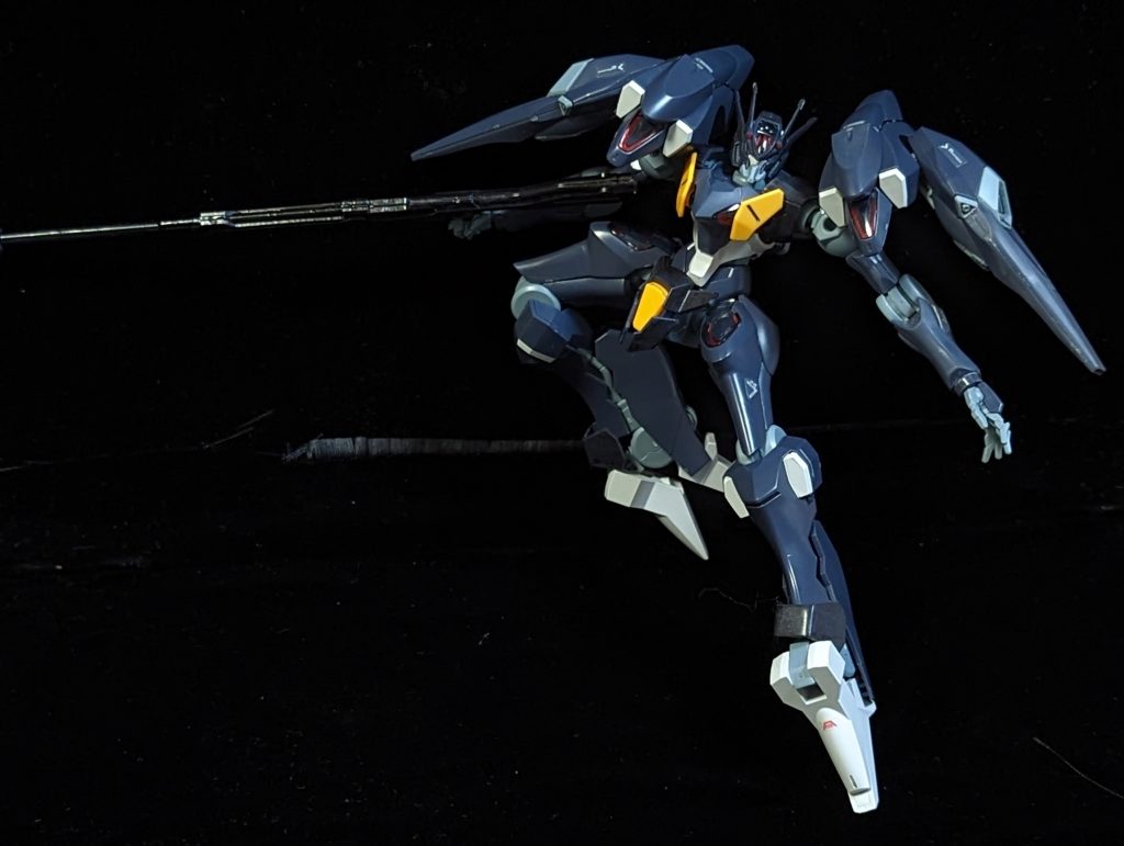 足が独特の形状。立たせづらいのでスタンド推奨です