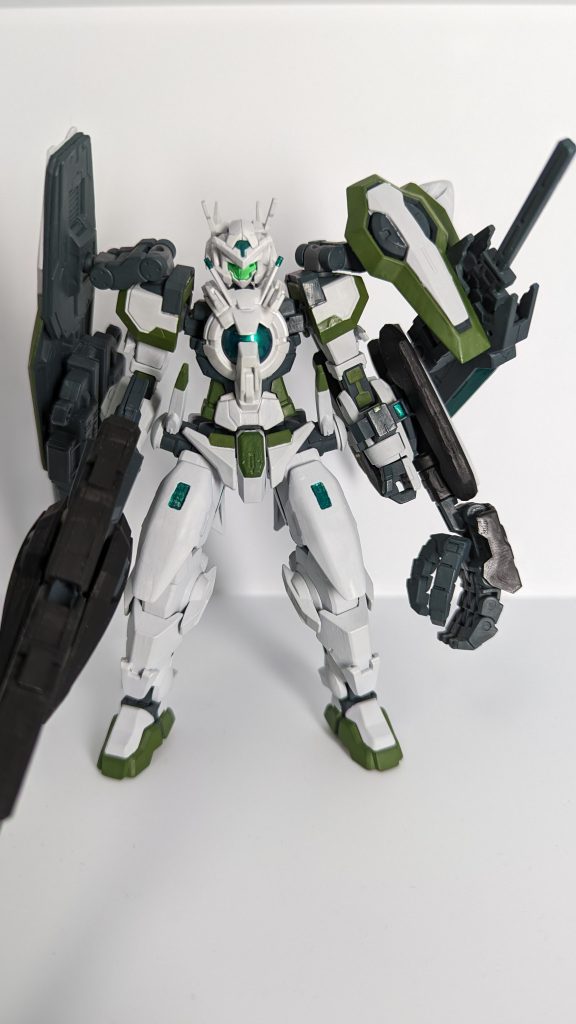 　正面から　頭が結構お気に入りです、腰の両側にビームサーベル